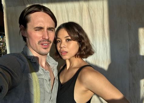 Reeve Carney and Girlfriend Eva Noblezada’s Dating。